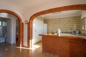 Een koelkast, een magnetron, een oven, een vaatwasser