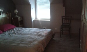 2 bedrooms, iron/ironing board, bed sheets