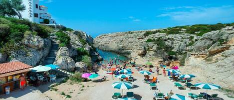 بالقرب من الشاطئ