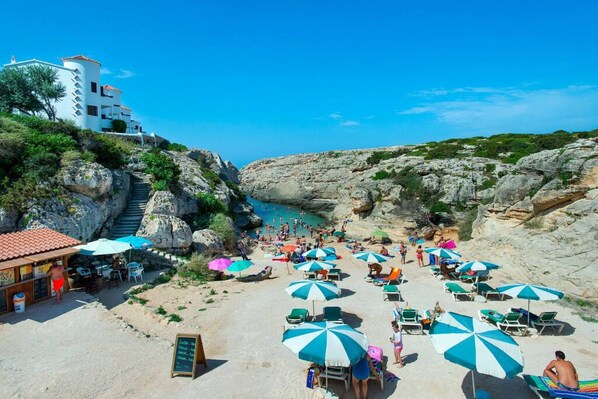 بالقرب من الشاطئ