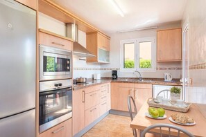 ثلاجة، ميكروويف، فرن، غسالة أطباق