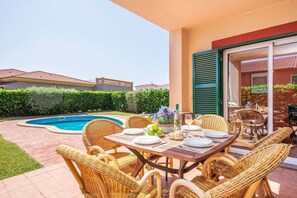 تناول الطعام بالخارج