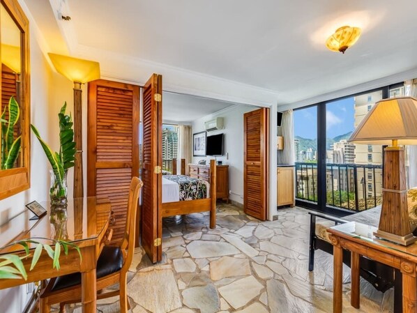 1 bedroom, iron/ironing board, WiFi - Mountain Views w/Kitchenette and A/C - Bamboo Waikīkī Hotel #1004 (Honolulu)