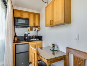 Refrigerador, microondas, parrilla de estufa y cafetera y tetera 