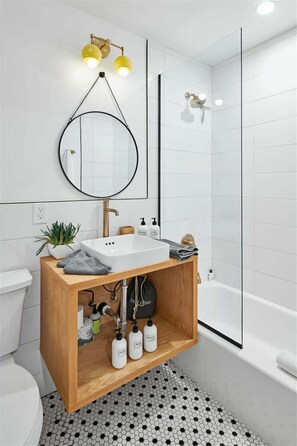 Chuveiro, secador de cabelo, toalhas de banho, shampoo