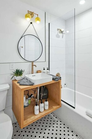 Douche, sèche-cheveux, serviettes fournies, shampoing