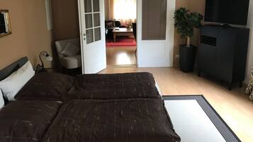 2 chambres, coffres-forts dans les chambres, fer et planche à repasser