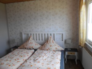 2 makuuhuonetta, vauvan matkasänky, vuodevaatteet