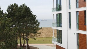 A modern building with large windows and a view of the sea. - Apartment Seaside - Whg. D-05, 3 Zi., 2 Bäder, Südbalkon (Neustadt in Holstein)