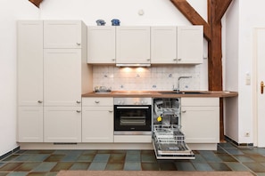 Fridge, oven, stovetop, dishwasher