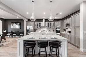 ثلاجة، ميكروويف، فرن، موقد طهي مسطح