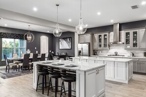 ثلاجة، ميكروويف، فرن، موقد طهي مسطح