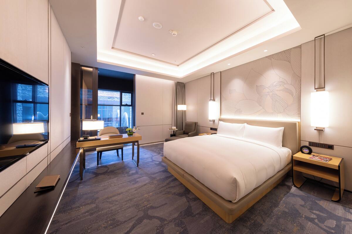 Grand Premium Room with Balcony | أغطية فراش متميزة وألحفة محشوة بالريش وميني بار ومكتب