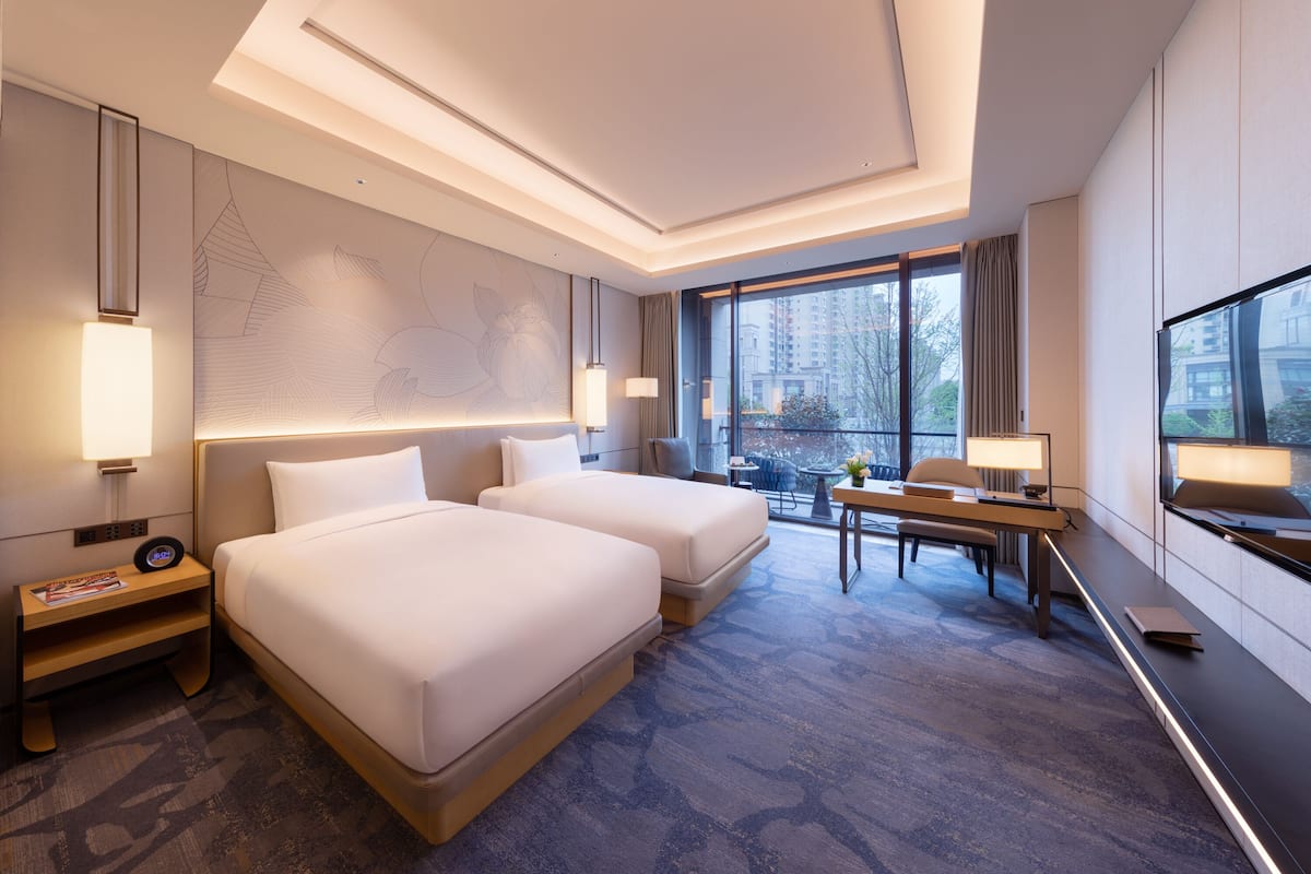 1 bedroom, premium bedding, down comforters, minibar