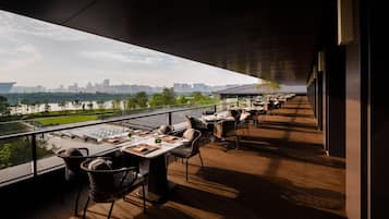 3 restaurants; breakfast, lunch and dinner served