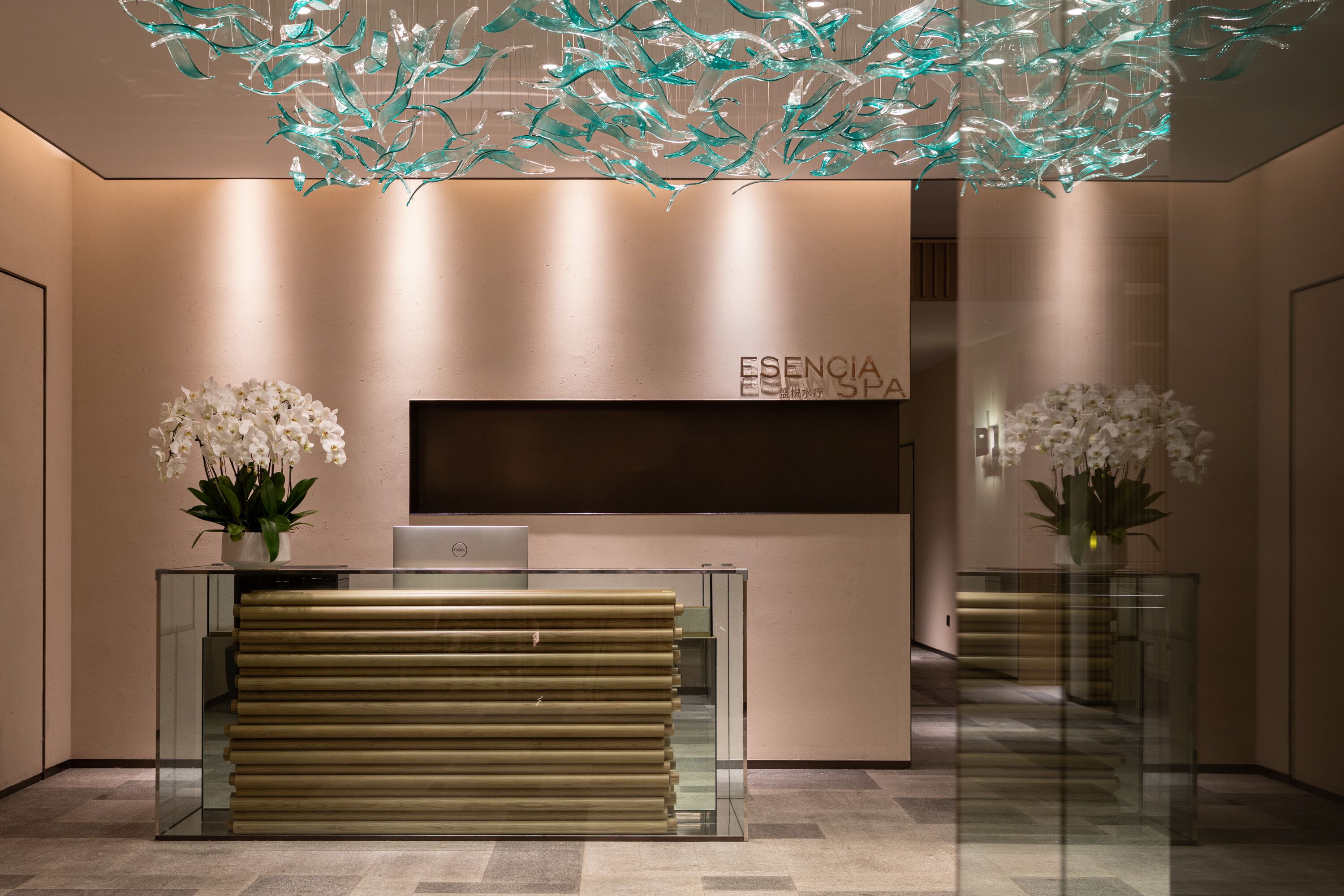 Espace de soins pour les couples, bain à remous, soins corporels