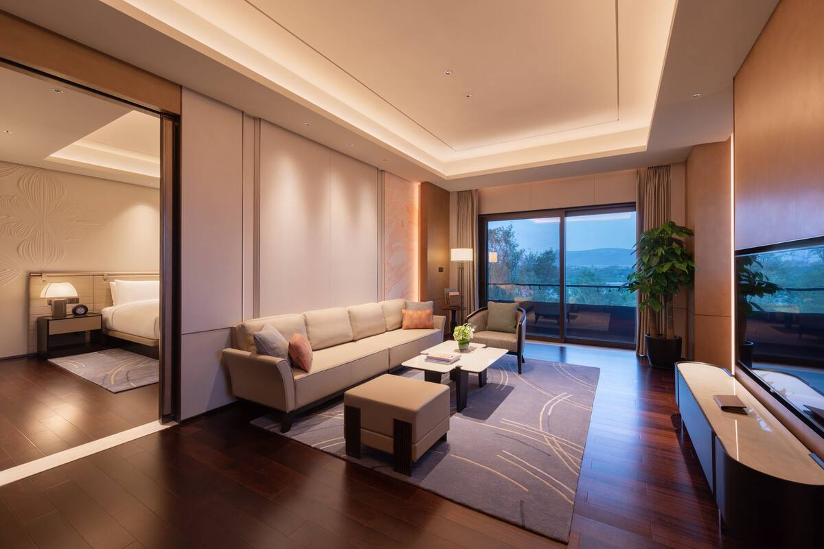Suite Red Level | أغطية فراش متميزة وألحفة محشوة بالريش وميني بار ومكتب