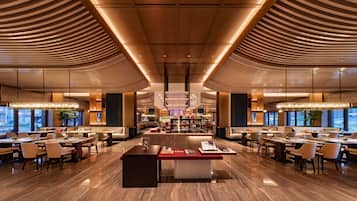 3 restaurants; breakfast, lunch and dinner served