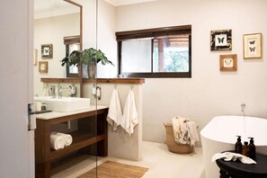 Badewanne und Dusche (separat), Regendusche, Haartrockner, Bademäntel