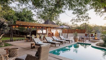 Piscine extérieure, parasols de plage, chaises longues