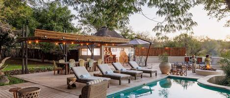 Piscina a l'aire lliure, para-sols i gandules