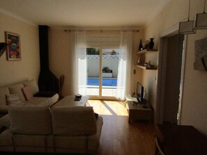 TV - Amina house with private swimming pool not overlooked, free WIFI internet. (L'Escala)