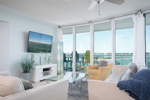 TV connectée, lecteur de DVD, table de tennis de table, livres