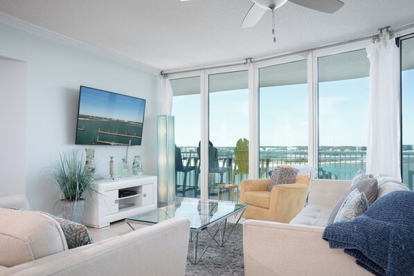 Älytelevisio, DVD-soitin, pöytätennispöytä, kirjoja