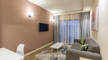 Apartamento Deluxe | Espacio para trabajar con un portátil y sistema de insonorización