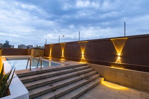 Una piscina al aire libre