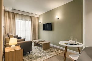 Apartamento Deluxe | Zona de estar | Una televisión de pantalla plana