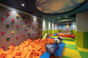 Zona de juegos infantil cubierta