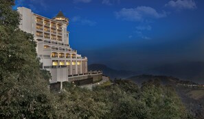 Un hôtel à plusieurs étages, doté de balcons et offrant une vue sur le paysage environnant.