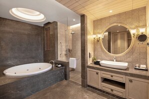 Deep-soaking bathtub, designer toiletries, hair dryer, bathrobes - Welcomhotel by ITC Hotels, Tavleen, Chail (Shimla)