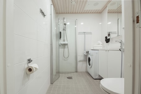 Economy-Apartment | Badezimmer | Dusche, Haartrockner, Bidet, Seife. Time Apartments Ylistönmäki