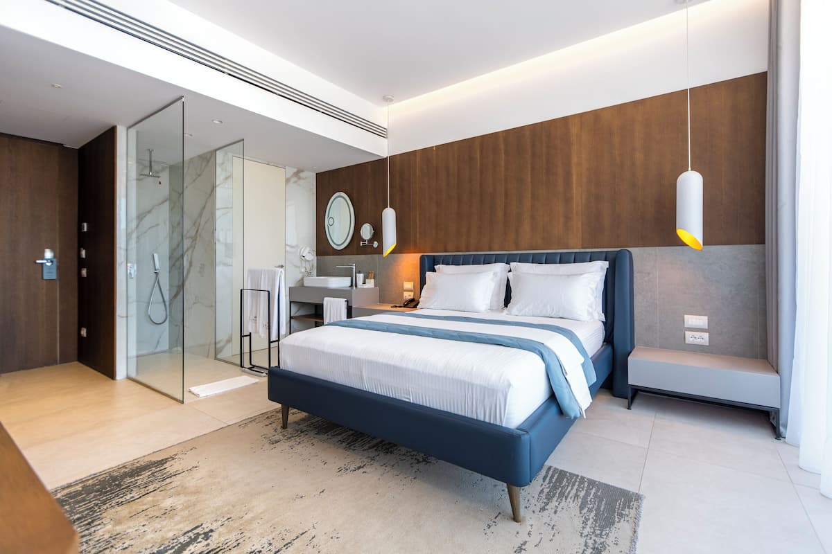 Minibar, decoración personalizada, muebles diferentes y escritorio