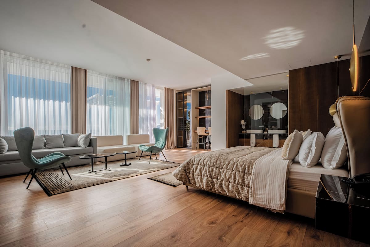 Habitación Deluxe, vista al mar | Minibar, decoración personalizada, muebles diferentes y escritorio