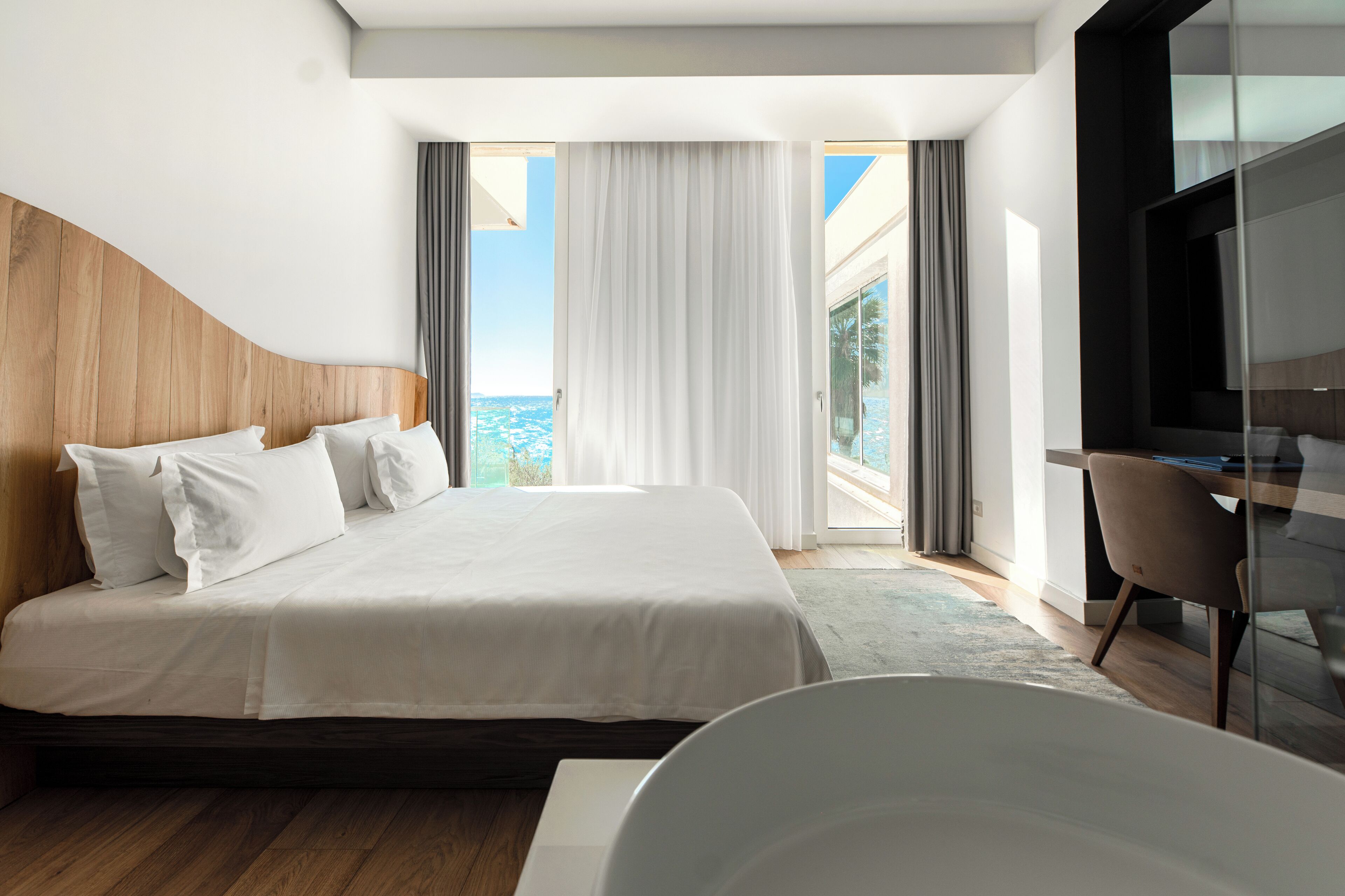 Minibar, decoración personalizada, muebles diferentes y escritorio 