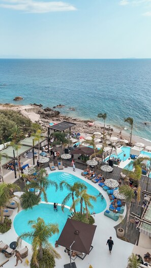 สระว่ายน้ำกลางแจ้ง