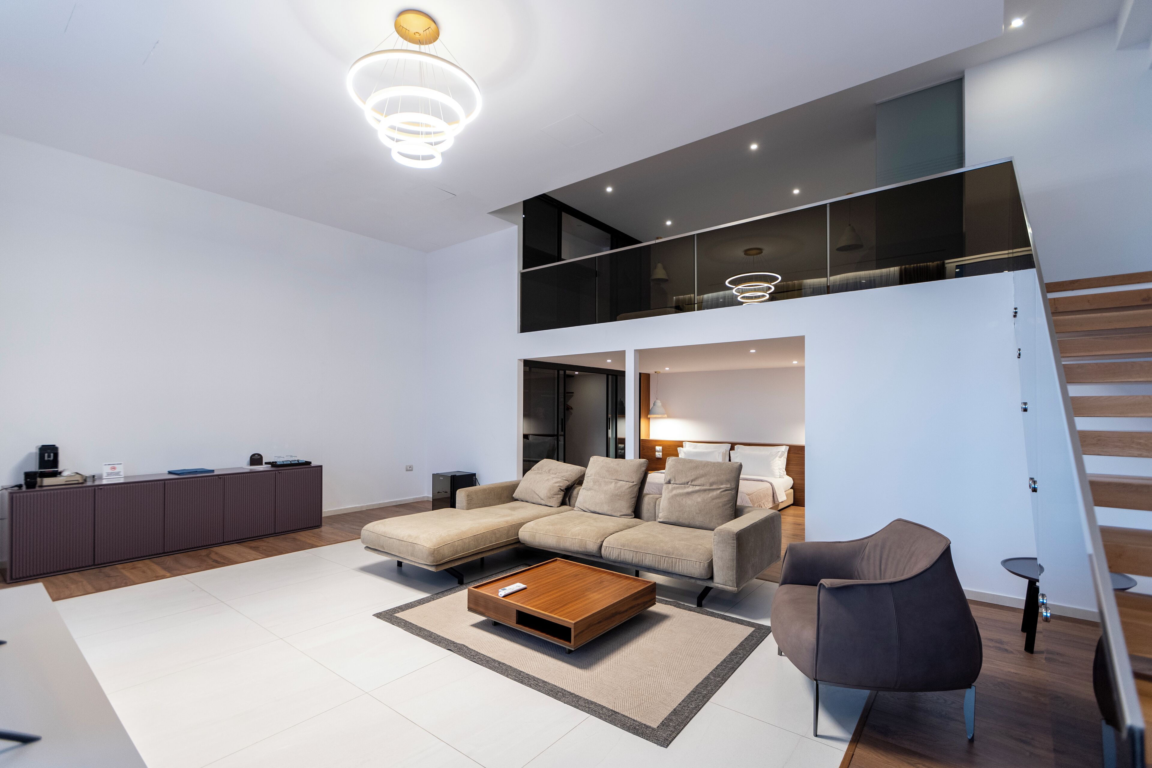 Minibar, decoración personalizada, muebles diferentes y escritorio 