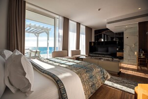 Minibar, decoración personalizada, muebles diferentes y escritorio 