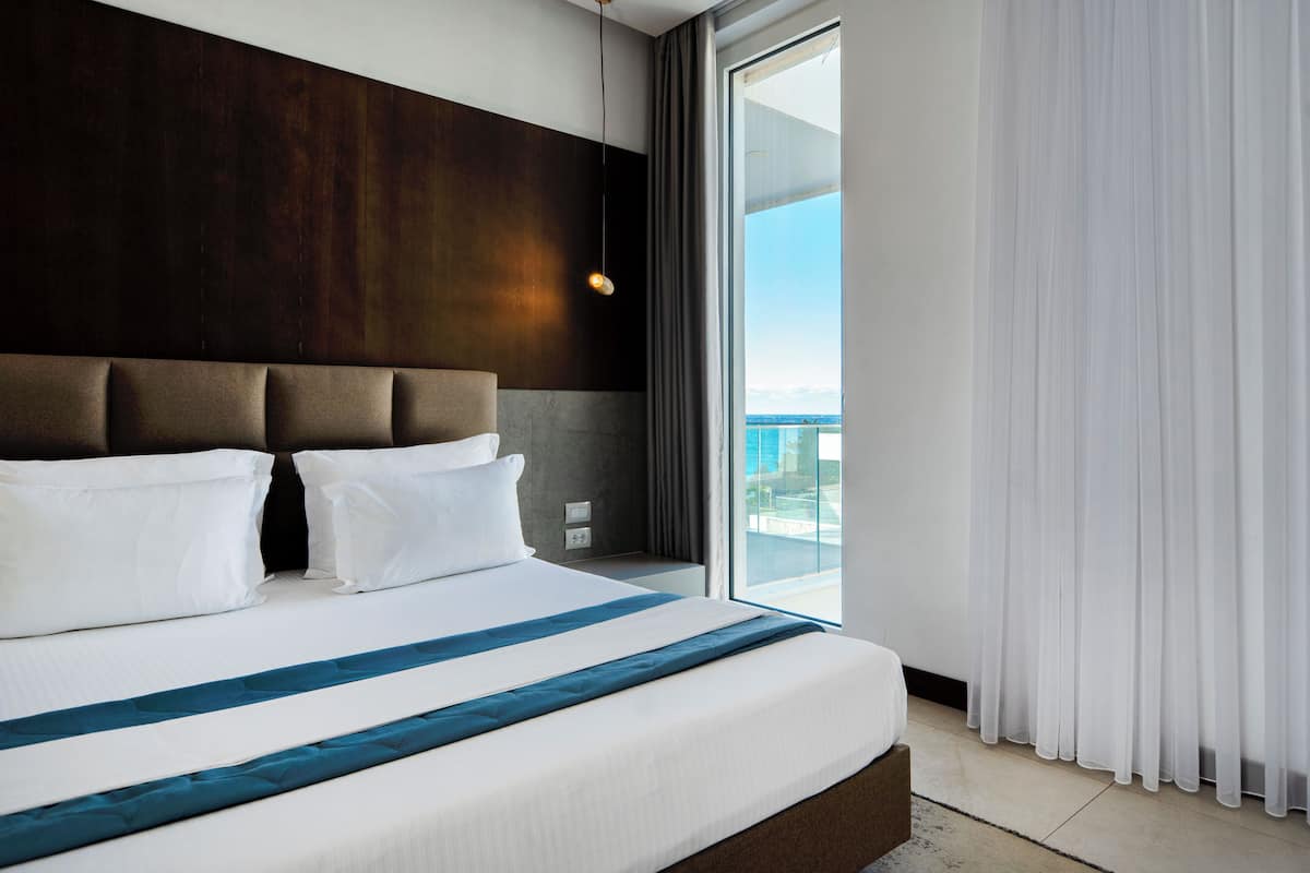 Minibar, decoración personalizada, muebles diferentes y escritorio