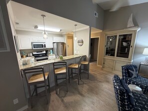 Réfrigérateur, four à micro-ondes, un four, surface de cuisson