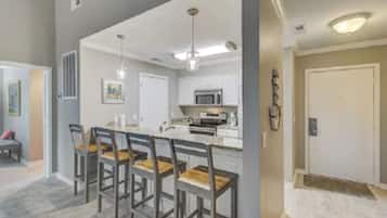 Geladeira, micro-ondas, fogão, cooktop