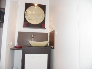 Suihku, hiustenkuivaaja