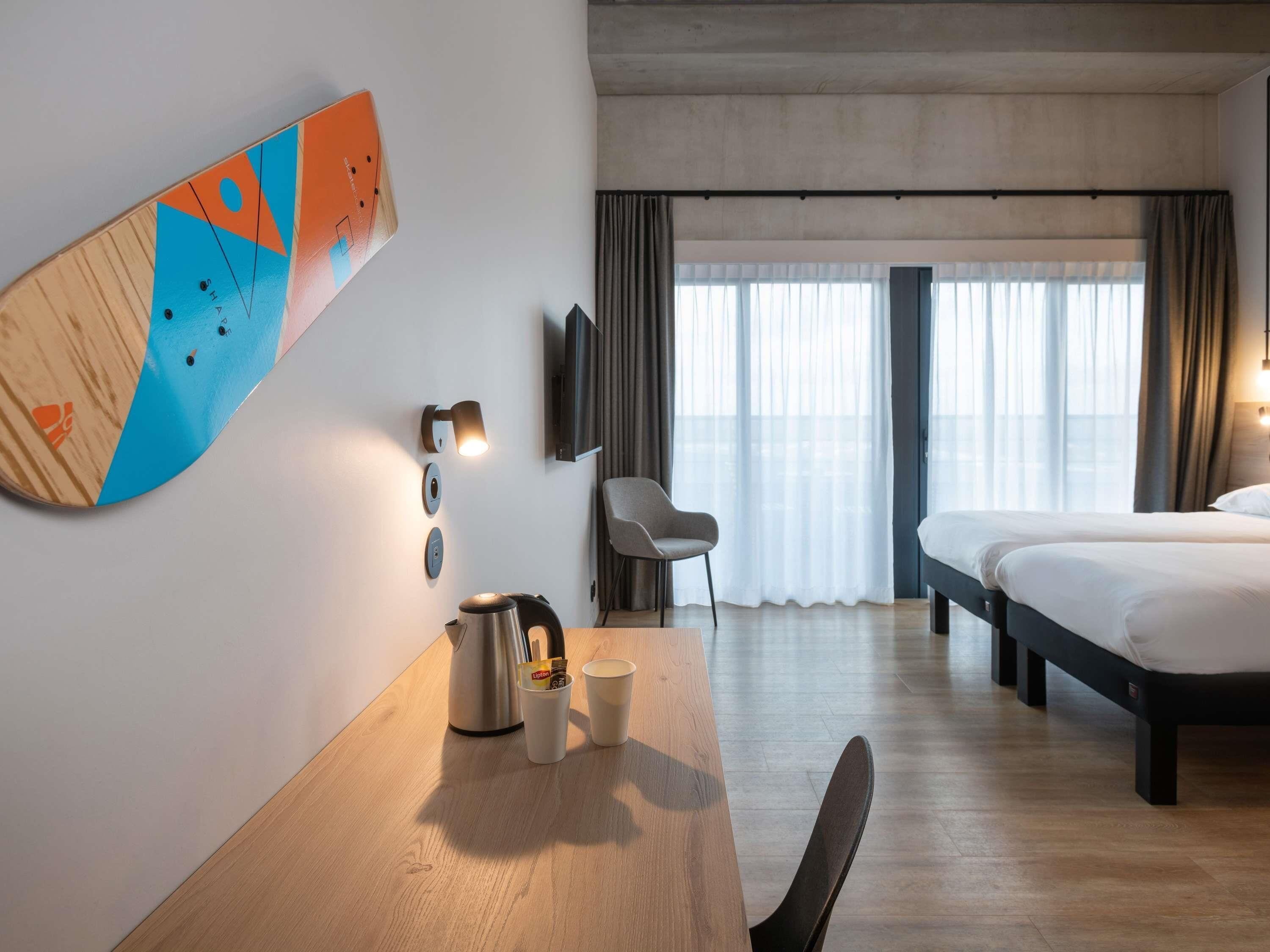 Superior kamer, 2 eenpersoonsbedden, balkon | Een kluis op de kamer, een bureau, geluiddichte muren