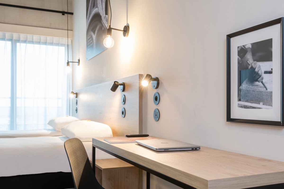 Rom – comfort, 1 dobbeltseng, balkong | Safe på rommet, skrivebord, lydisolert og strykejern/-brett