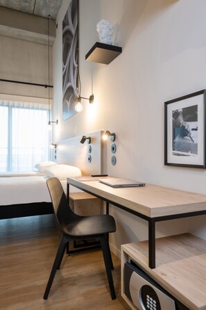 Rom – comfort, 1 dobbeltseng, balkong | Safe på rommet, skrivebord, lydisolert og strykejern/-brett