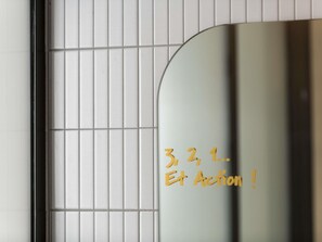 Standardzimmer, Mehrere Betten | Zimmersafe, Schreibtisch, schallisolierte Zimmer, Bügeleisen/Bügelbrett