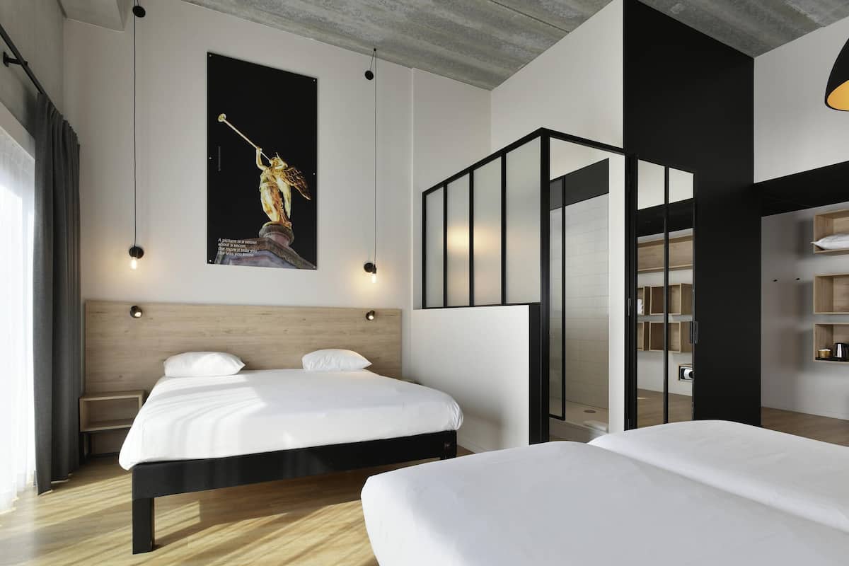 Habitación estándar, varias camas | Caja de seguridad en la habitación, escritorio y insonorización